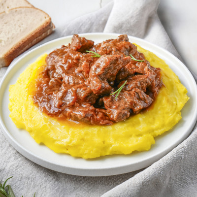 Gulash su purè allo zafferano