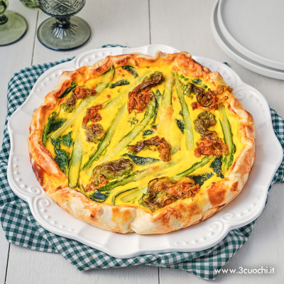 Torta salata gialla fiorita